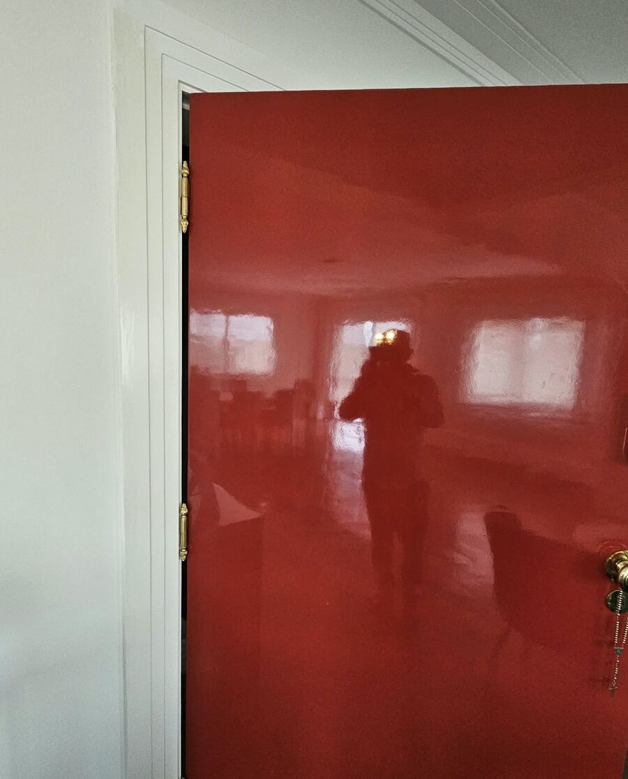 Porta em laca vermelha com acabamento espelhado