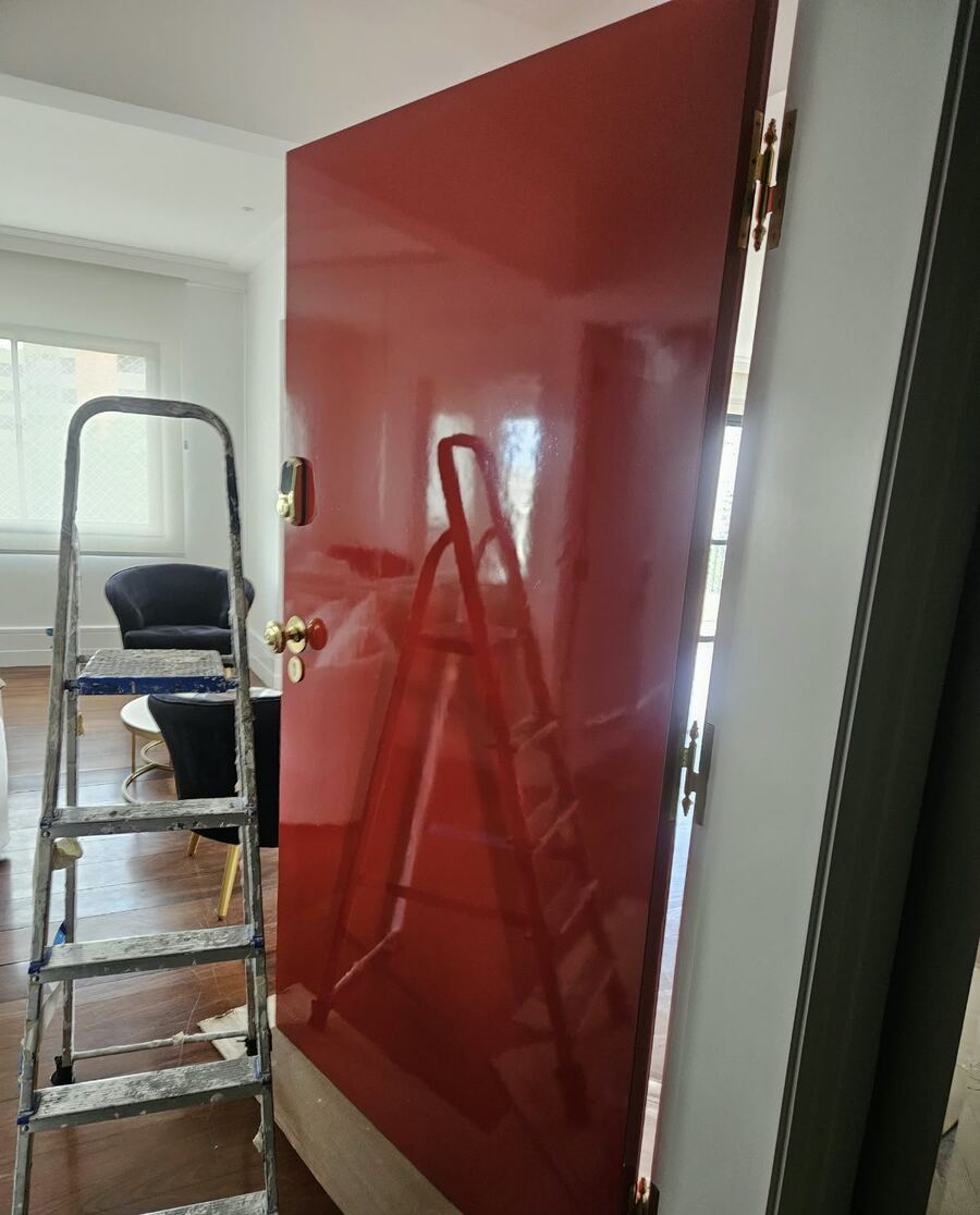 Porta em laca vermelha de alto brilho