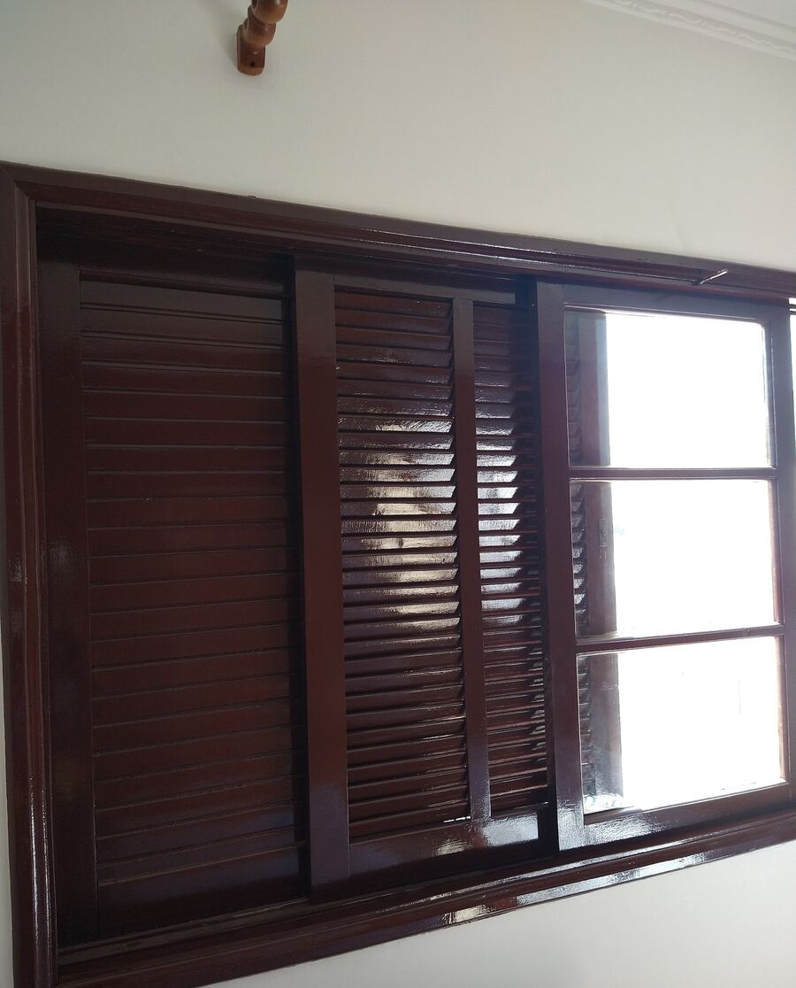 Janela com veneziana restaurada