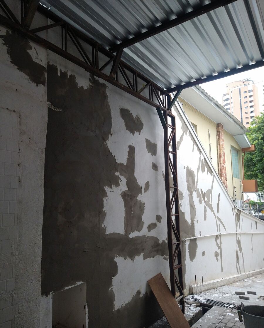 Parede externa com infiltração aparente