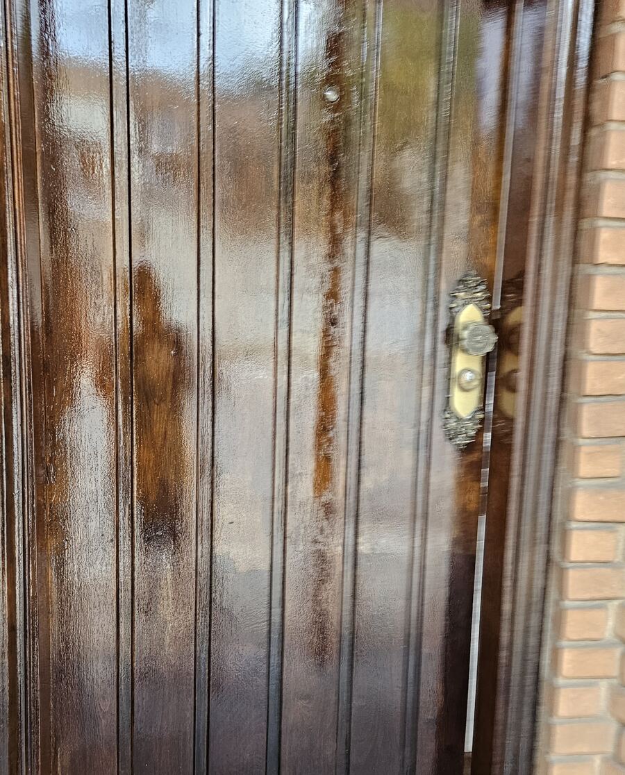 Verniz em aplicação, camada ainda fresca
