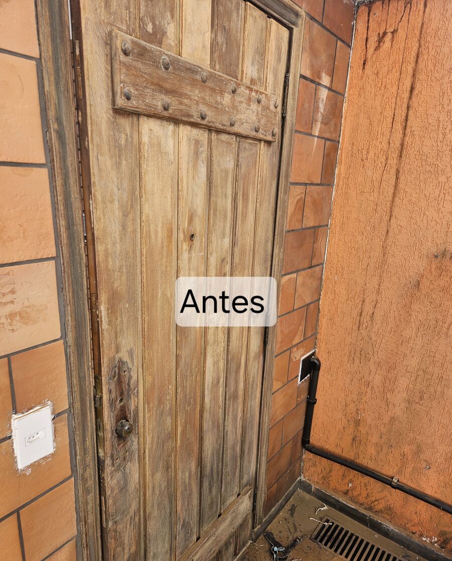 Porta de madeira antes do tratamento